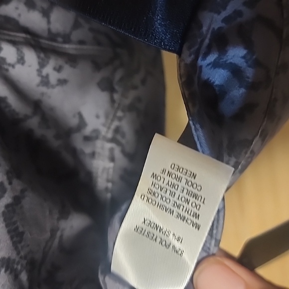 Lulu's Sports Bra Size large NWT - Picture 6 of 6